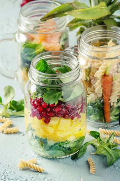 Saladas em frascos de pedreiro — Fotografia de Stock