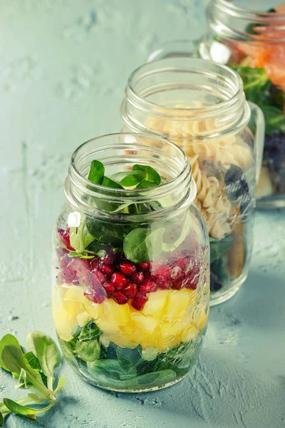 Saladas em frascos de pedreiro — Fotografia de Stock