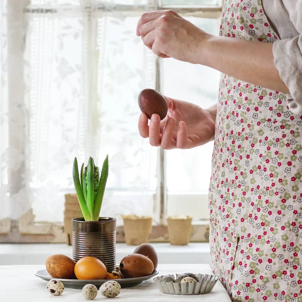 Paskalya yumurtası ile eller — Stok fotoğraf