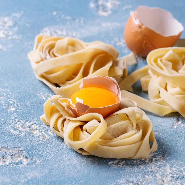 Taze ev yapımı makarna tagliatelle — Stok fotoğraf