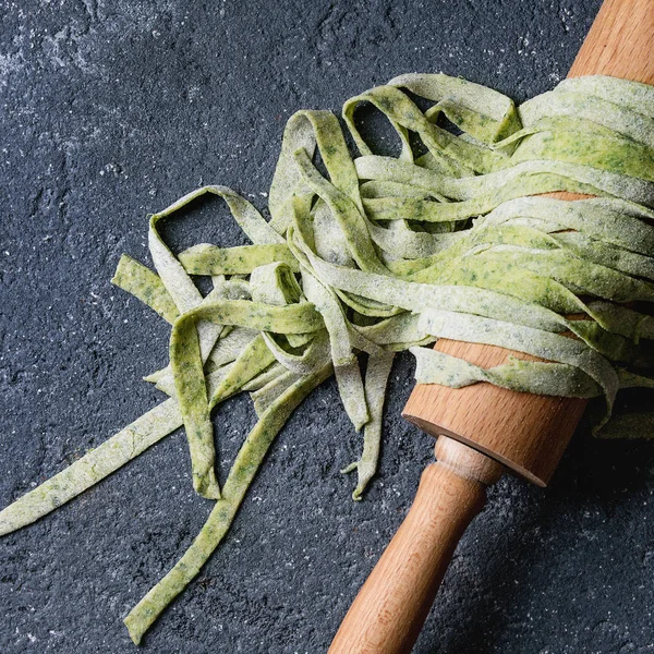 Frische hausgemachte grüne Pasta Tagliatelle — Stockfoto