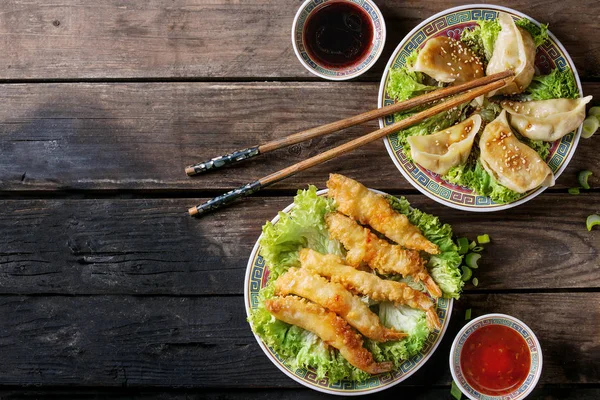 Smażone krewetki tempura z sosami — Zdjęcie stockowe