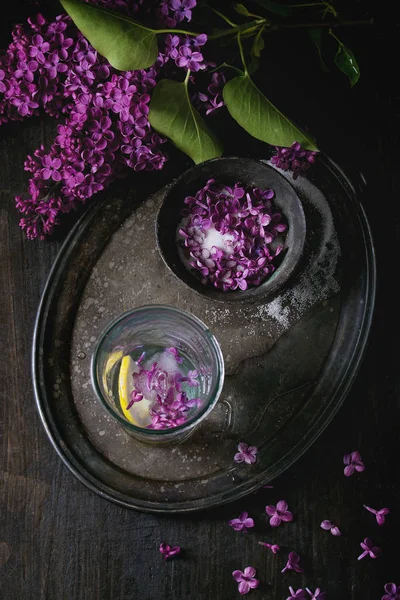 淡紫色的花，在糖 — 图库照片