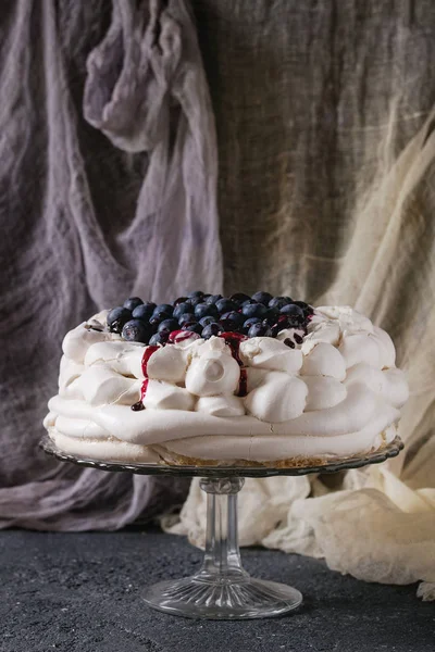 Tort bezowy Pavlova z jagodami — Zdjęcie stockowe