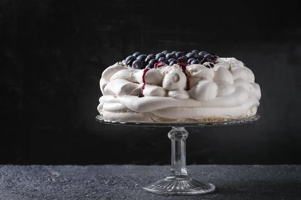 Meringue cake Pavlova with blueberries — Stock Photo, Image