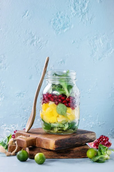 Salada de frutas em pote de pedreiro — Fotografia de Stock