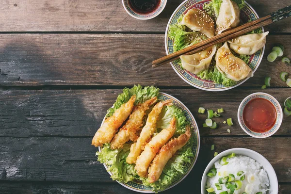 Gebratene Tempura-Garnelen mit Soßen — Stockfoto