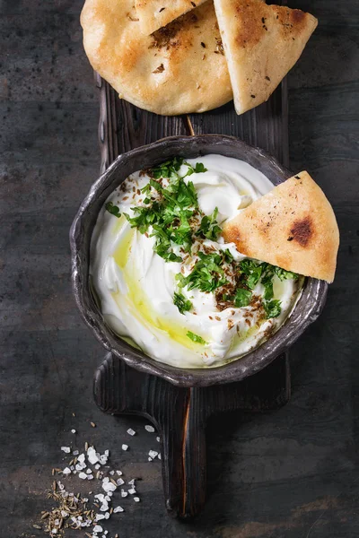 Labneh fresco libanese crema di formaggio tuffo — Foto Stock