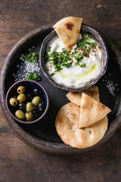 Μεζέδων φρέσκο Λιβανέζικη κρέμα τυρί dip — Φωτογραφία Αρχείου