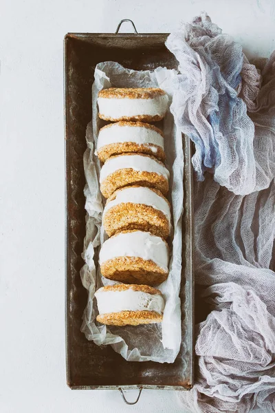 Sanduíches de sorvete em biscoitos — Fotografia de Stock