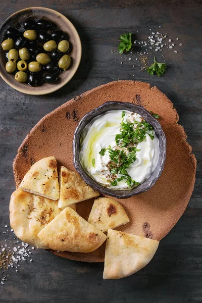 Labneh fresco libanese crema di formaggio tuffo — Foto Stock