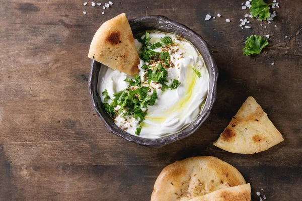 Labneh fresco libanese crema di formaggio tuffo — Foto Stock