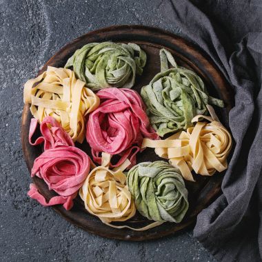 Renkli taze ev yapımı makarna tagliatelle