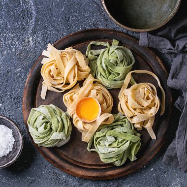 Renkli taze ev yapımı makarna tagliatelle