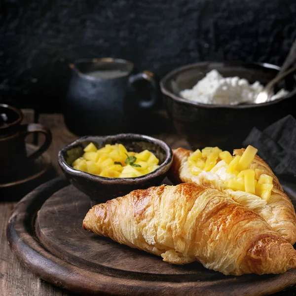 Frühstück mit Croissant und Mangofrüchten — Stockfoto