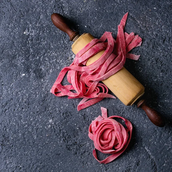 Frische hausgemachte rosa Pasta Tagliatelle — Stockfoto