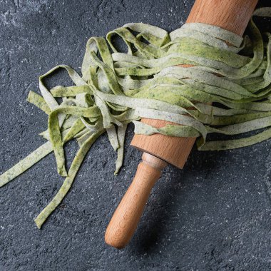 Taze ev yapımı yeşil makarna tagliatelle