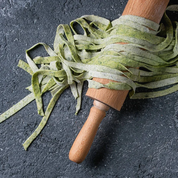 Frische hausgemachte grüne Pasta Tagliatelle — Stockfoto