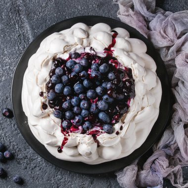Yaban mersini ile beze pasta Pavlova