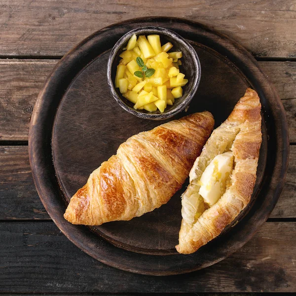 Frukost med croissant och mango frukt — Stockfoto