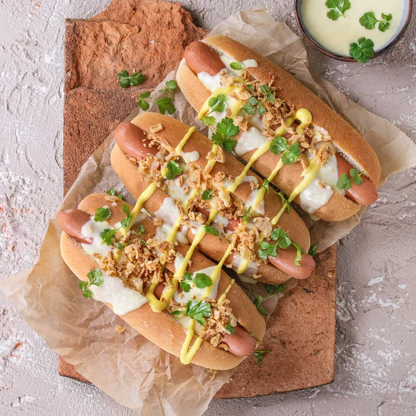 Cachorros quentes com molho de queijo e mostarda — Fotografia de Stock