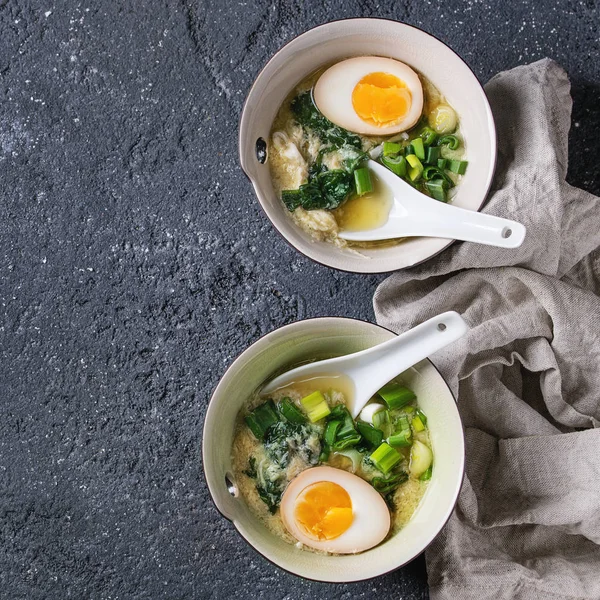 Soupe asiatique aux œufs, oignon et épinards — Photo