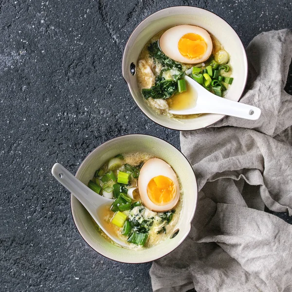계란, 양파, 시금치와 아시아 수프 — 스톡 사진