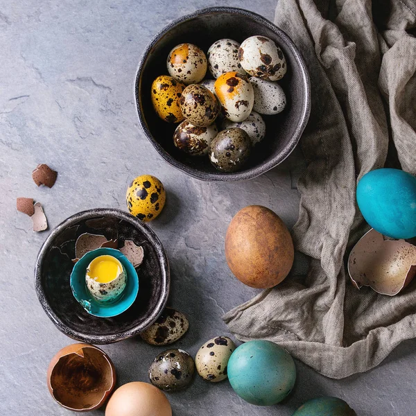Gekleurde kip en kwartel eieren — Stockfoto