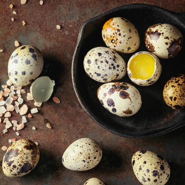 Whole and broken quail eggs — Stock Photo, Image