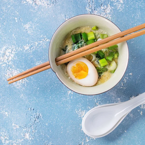 Soupe asiatique aux œufs, oignon et épinards — Photo