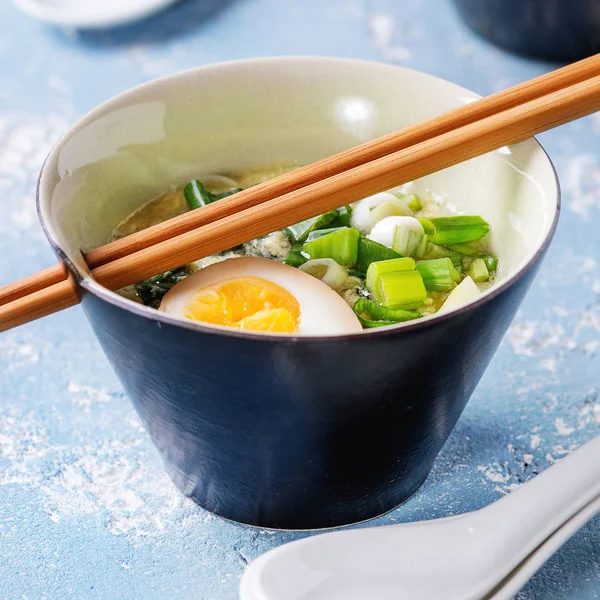 Soupe asiatique aux œufs, oignon et épinards — Photo