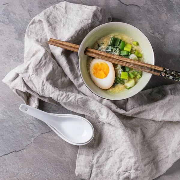 Soupe asiatique aux œufs, oignon et épinards — Photo