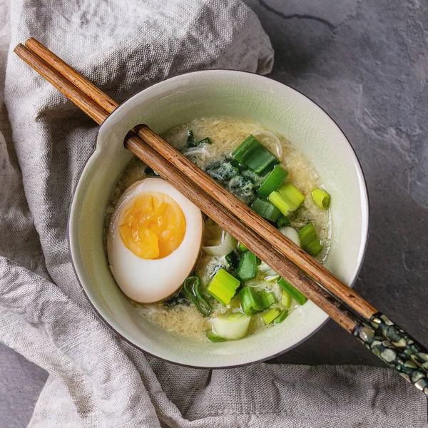 Soupe asiatique aux œufs, oignon et épinards — Photo