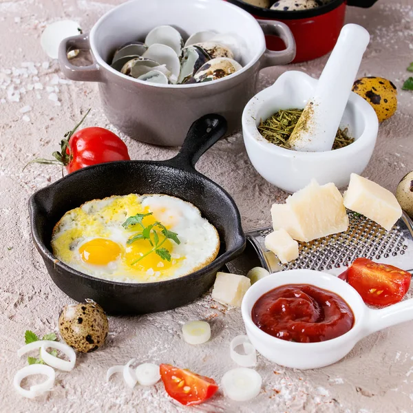 Breakfast with fried quail eggs — Stock Photo, Image