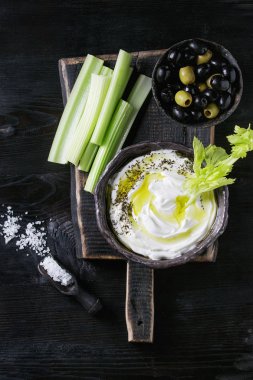 Taze kereviz yoğurt sos ile