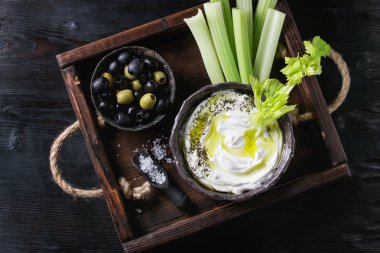 Taze kereviz yoğurt sos ile