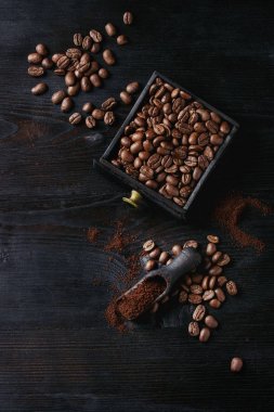 Siyah üzerine kavrulmuş kahve çekirdekleri