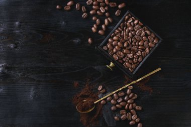 Siyah üzerine kavrulmuş kahve çekirdekleri