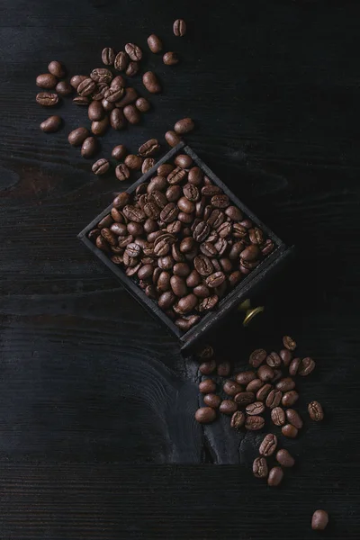 Granos de café tostados sobre negro —  Fotos de Stock