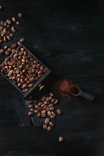 Rostade kaffe bönor över svart — Stockfoto