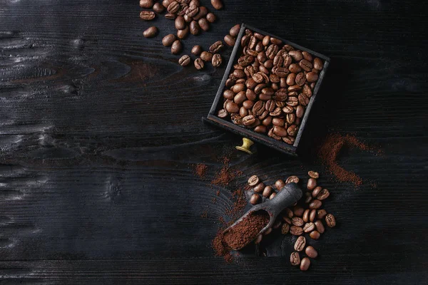 Gebrande koffiebonen over zwart — Stockfoto