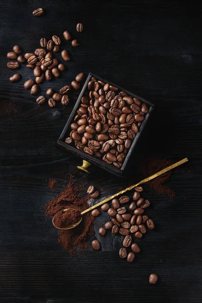 Rostade kaffe bönor över svart — Stockfoto