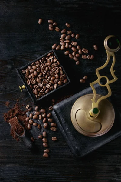 Biji kopi panggang di atas hitam — Stok Foto