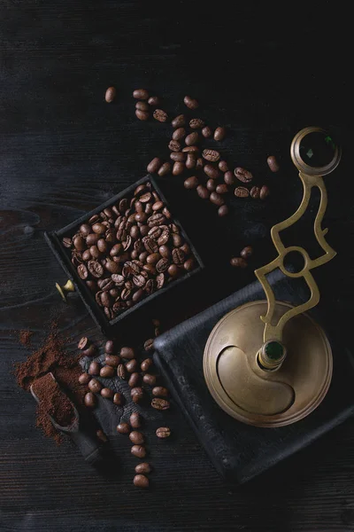 Pražená kávová zrna nad černou — Stock fotografie