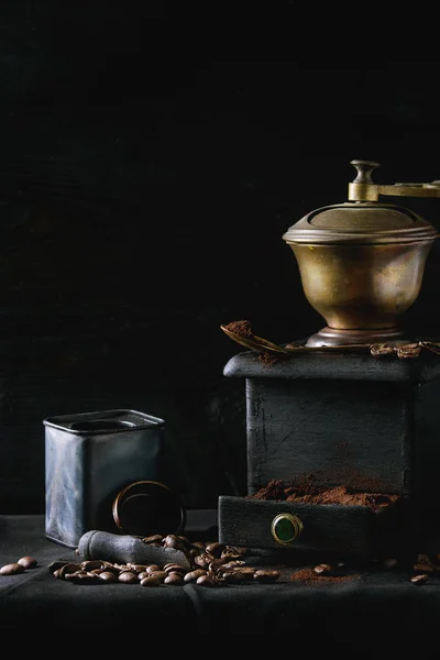 Смажені кавові зерна над чорним — стокове фото