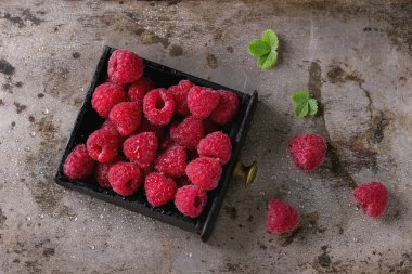 Kutusunda taze frambuaz