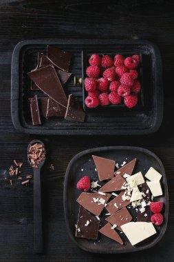 Çeşitli çikolata ahududu ile doğrama