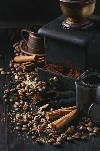 Schwarze Kaffeebohnen mit Gewürzen — Stockfoto