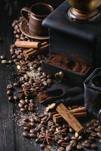 Schwarze Kaffeebohnen mit Gewürzen — Stockfoto