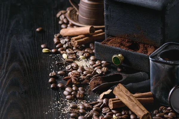 Zwarte koffie bonen met kruiden — Stockfoto